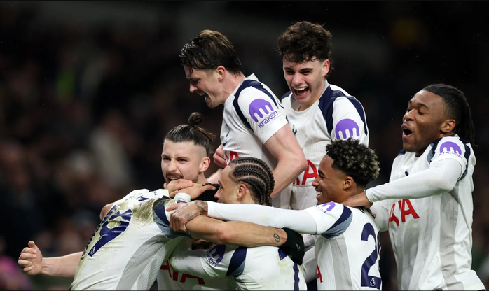 Tottenham ngược dòng ngoạn mục, giữ 1 điểm ở lại London