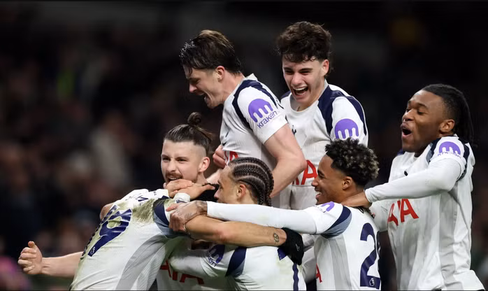 Tottenham ngược dòng ngoạn mục, giữ 1 điểm ở lại London