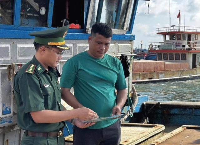 Anh Bùi Văn Phải trao đổi cùng bộ đội biên phòng Lý Sơn. ẢNH: P.A