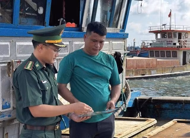 Anh Bùi Văn Phải trao đổi cùng bộ đội biên phòng Lý Sơn. ẢNH: P.A