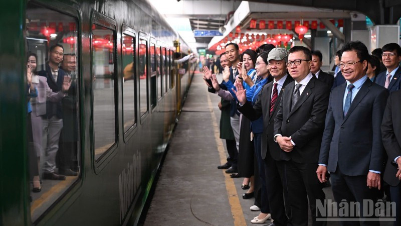 'Chuyến tàu hạnh phúc' chính thức khởi hành từ ga Hà Nội vào sáng 2/2. (Ảnh: THÀNH ĐẠT)