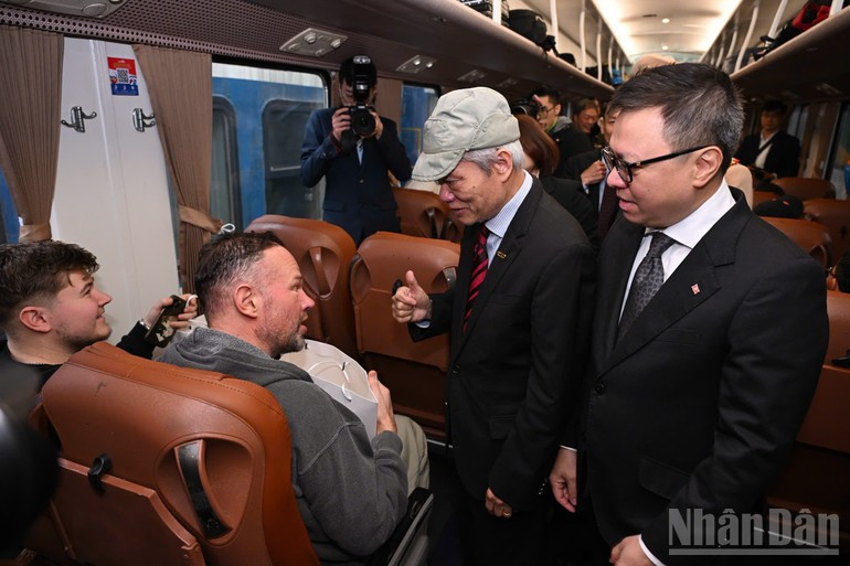 Các hành khách được nhận những phần quà đầy ý nghĩa trên 'Chuyến tàu hạnh phúc'.