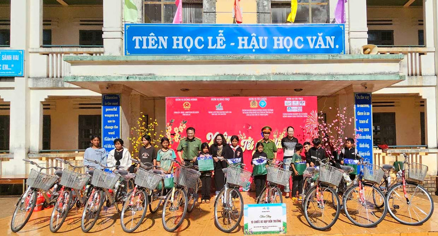 Ban tổ chức tặng 10 chiếc xe đạp cho học sinh có hoàn cảnh khó khăn trên địa bàn xã Ia Dơk tại phiên chợ Tết 2026. Ảnh: Ngọc Duy
