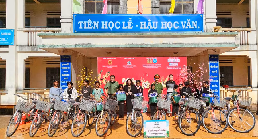 Ban tổ chức tặng 10 chiếc xe đạp cho học sinh có hoàn cảnh khó khăn trên địa bàn xã Ia Dơk tại phiên chợ Tết 2026. Ảnh: Ngọc Duy