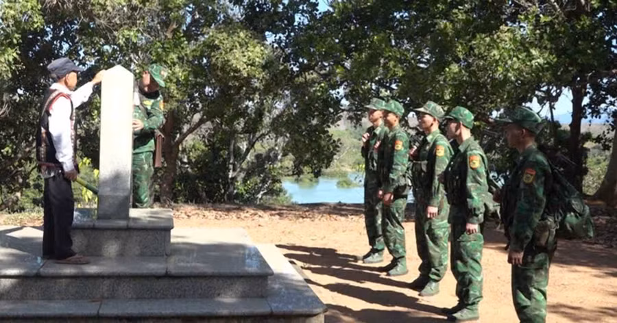 Cán bộ Đồn Biên phòng Ia O cùng già làng tuần tra bảo vệ cột mốc biên giới. Ảnh: Công Cường