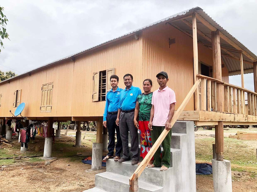 Căn nhà sàn của gia đình ông Nay Yhoang (bìa phải, buôn Blăk) được Nhà nước hỗ trợ 60 triệu đồng để xây dựng. Ảnh: L.N