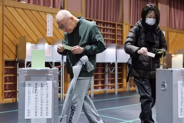 Cử tri Nhật Bản bỏ phiếu tại Tokyo sáng 8.2 trong cuộc bầu cử Hạ viện. ẢNH: REUTERS