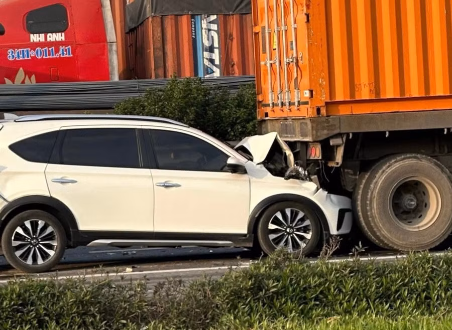 Hiện trường vụ tai nạn liên hoàn 7 ô tô trên quốc lộ 5.