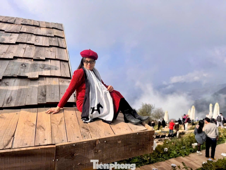 Tận dụng địa hình sườn núi nên khoảng cách từ lối đi xuống mái nhà chưa đầy một mét, tạo cảm giác như một triền dốc thoải.