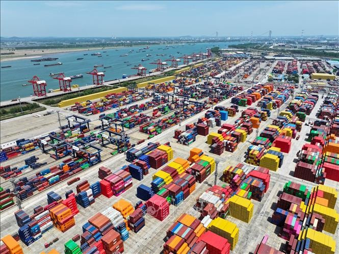 Quang cảnh cảng hàng hóa tại tỉnh Giang Tô, Trung Quốc. Ảnh: THX/TTXVN