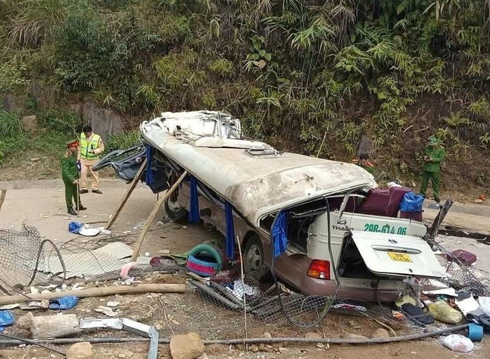 Xe khách dập nát sau khi gặp nạn.