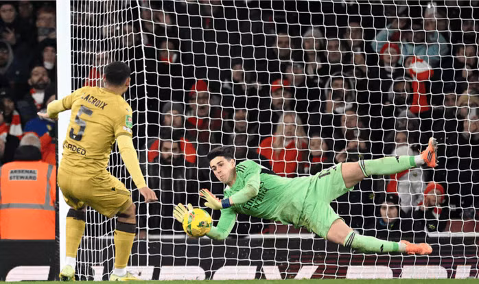 Lượt sút thứ 8 của Maxence Lacroix bị thủ môn Kepa cản phá