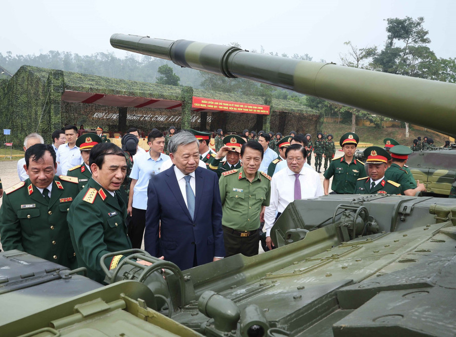 Tổng Bí thư Tô Lâm và Bộ trưởng Bộ Quốc phòng Phan Văn Giang tham quan vũ khí, khí tài của Binh chủng Tăng thiết giáp. (Ảnh: Thống Nhất/TTXVN)