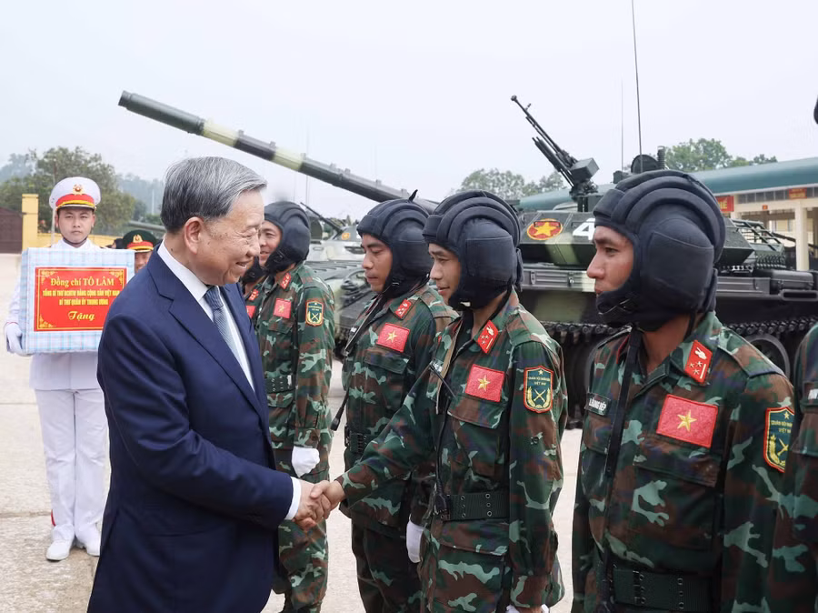 Tổng Bí thư Tô Lâm với cán bộ, chiến sỹ tăng thiết giáp, tháng 4/2025. (Ảnh: Thống Nhất/TTXVN)