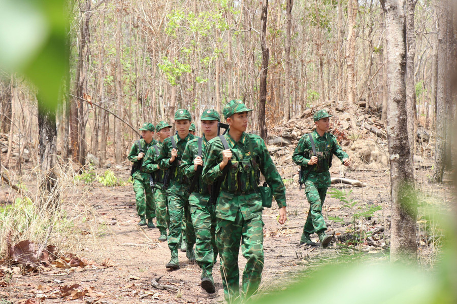 Chiến sỹ Bộ đội Biên phòng Đắk Lắk luôn vững vàng canh giữ đất trời biên cương, bảo vệ vững chắc chủ quyền lãnh thổ, an ninh biên giới quốc gia trong mọi tình huống. (Ảnh: Tuấn Anh/TTXVN)
