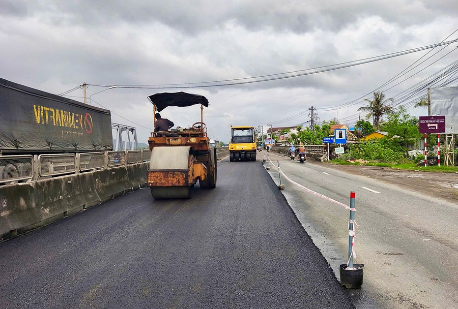 Công ty TNHH Đầu tư BOT Bình Định đang thảm bê tông nhựa nóng mặt đường đoạn Quốc lộ 1 qua địa bàn xã Tuy Phước. Ảnh: K.A