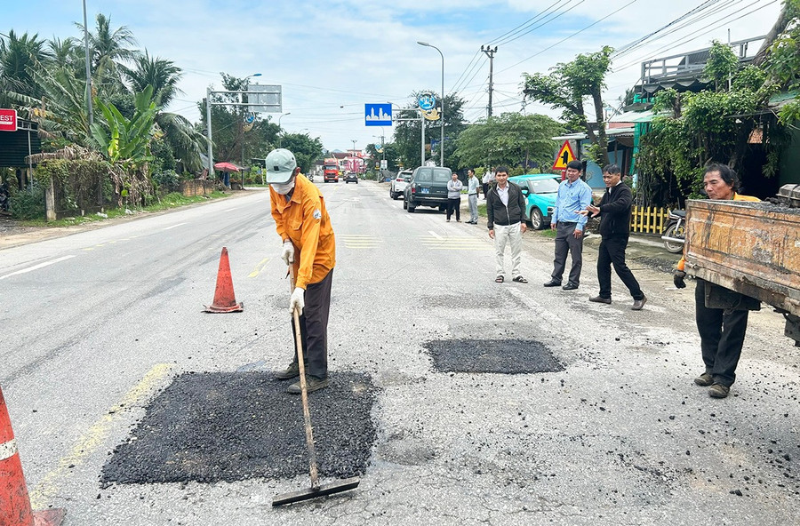 Nhiều vị trí ổ gà, hư hỏng mặt đường nhỏ trên tuyến Quốc lộ 1 đã được đơn vị khai thác, quản lý khắc phục ngay nhằm đảm bảo giao thông thuận lợi. Ảnh: K.A