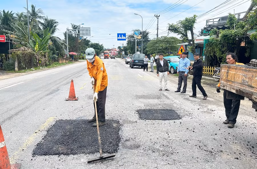 Nhiều vị trí ổ gà, hư hỏng mặt đường nhỏ trên tuyến Quốc lộ 1 đã được đơn vị khai thác, quản lý khắc phục ngay nhằm đảm bảo giao thông thuận lợi. Ảnh: K.A