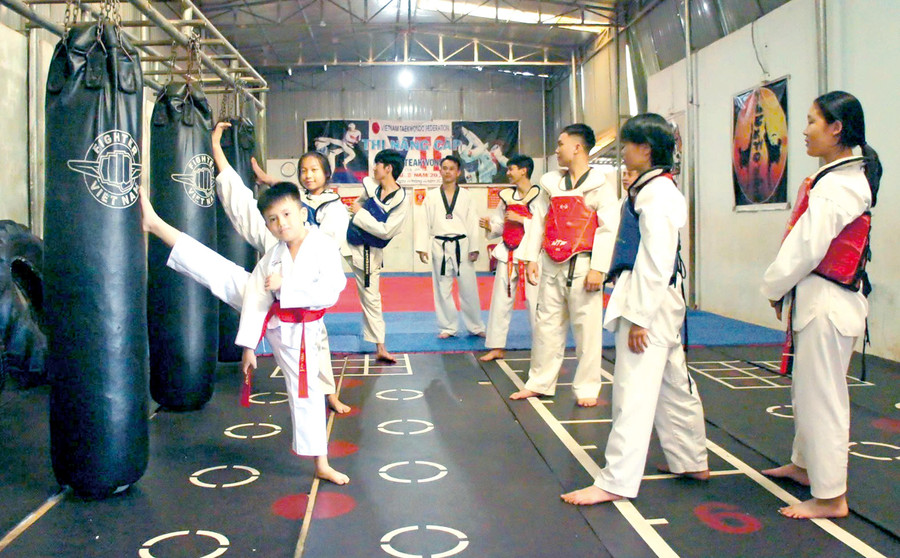 Các võ sinh Câu lạc bộ Taekwondo Cao Võ Đường tích cực tập luyện. Ảnh: R’Ô HOK