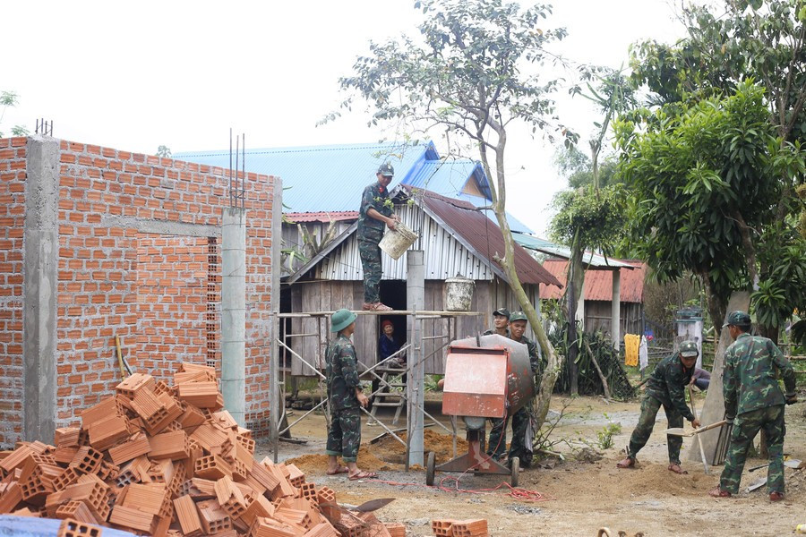 Đến ngày 21-12-2025 đã hoàn thành sửa chữa trên 33.200 căn nhà bị hư hại, hoàn thành xây dựng lại 480 căn nhà bị sập, đổ, lũ cuốn trôi. Ảnh: H.P