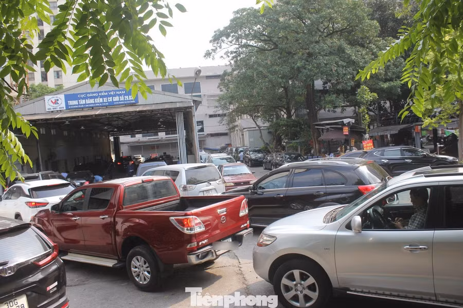 Hơn 740.000 ô tô trượt đăng kiểm năm nay do các lỗi liên quan đến phanh, khí thải, đèn chiếu sáng và tình trạng kỹ thuật tổng thể của xe. Ảnh: Lộc Liên.