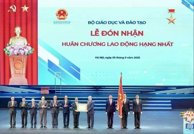 Tổng Bí thư Tô Lâm trao tặng Huân chương Lao động hạng Nhất cho Bộ GD-ĐT tại Lễ kỷ niệm 80 năm truyền thống ngành giáo dục, được tổ chức cùng với Lễ khai giảng năm học mới vào sáng 5-9