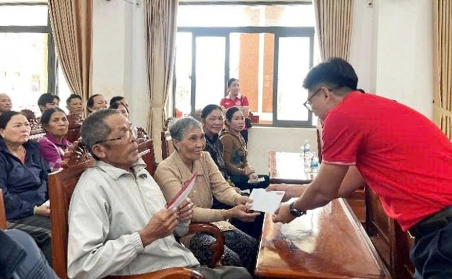 Những phần quà sẻ chia yêu thương của Dai-ichi Life Việt Nam đến với đồng bào miền Trung và miền Bắc.