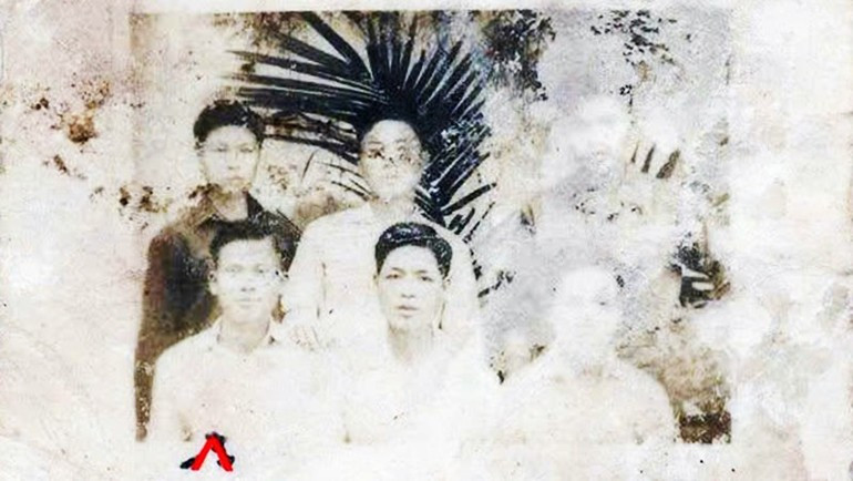 Tấm ảnh 3x4cm mà gia đình bà Nguyễn Thị Bích giữ như báu vật suốt hơn 60 năm qua. Trong ảnh, liệt sĩ Đặng Xuân Đạo ngồi ngoài cùng bên trá