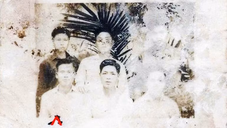 Tấm ảnh 3x4cm mà gia đình bà Nguyễn Thị Bích giữ như báu vật suốt hơn 60 năm qua. Trong ảnh, liệt sĩ Đặng Xuân Đạo ngồi ngoài cùng bên trá