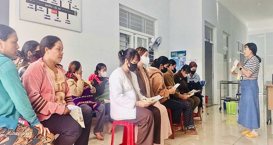 Cán bộ dân số hướng dẫn phụ nữ sử dụng các biện pháp phòng tránh thai trong chiến dịch Chăm sóc sức khỏe sinh sản, kế hoạch hóa gia đình tại xã KDang (thuộc địa bàn Trung tâm y tế Đak Đoa). Ảnh: ĐVCC