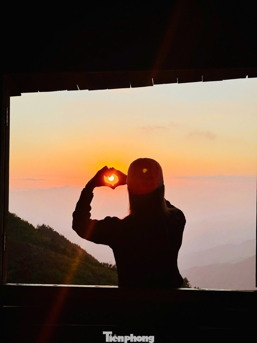 Được ngắm nhìn mặt trời dần khuất sau núi đồi là khoảnh khắc mà bất cứ du khách nào cũng muốn lưu giữ.