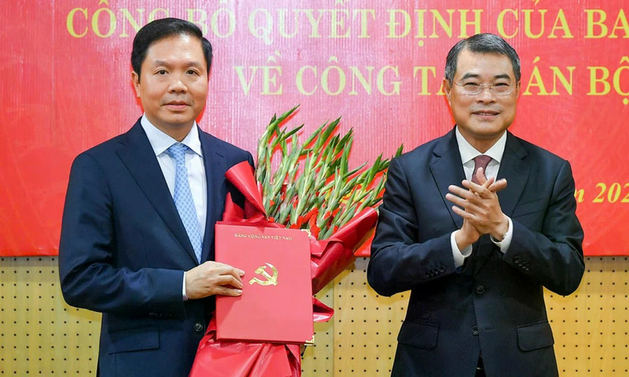 Trưởng Ban Tổ chức Trung ương Lê Minh Hưng trao quyết định của Ban Bí thư cho ông Trịnh Mạnh Linh. (Ảnh: Thế Đại)