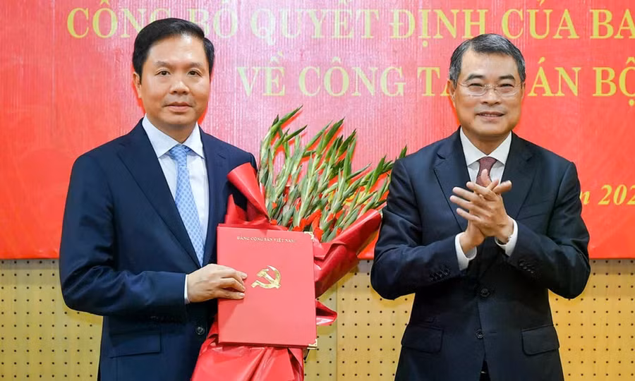 Trưởng Ban Tổ chức Trung ương Lê Minh Hưng trao quyết định của Ban Bí thư cho ông Trịnh Mạnh Linh. (Ảnh: Thế Đại)