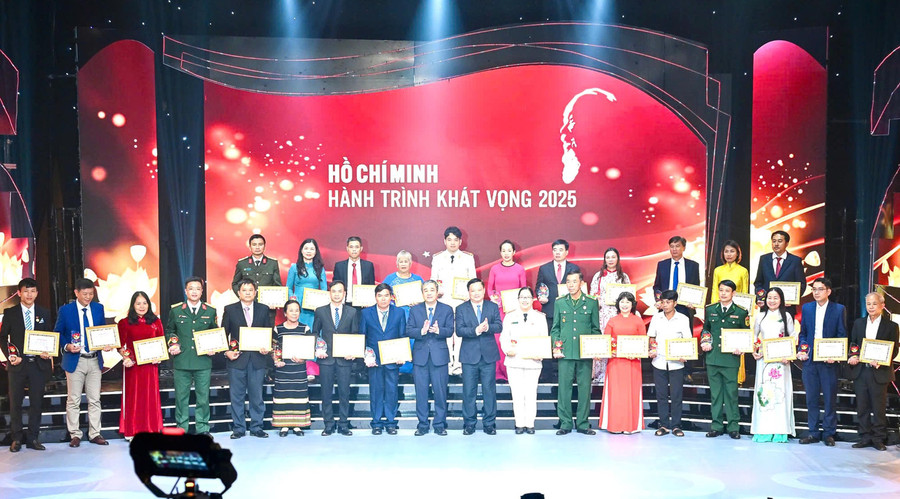 Anh Nguyên (hàng đầu, thứ 5 từ trái sang) tại Chương trình “Giao lưu điển hình tiêu biểu trong học tập và làm theo tư tưởng, đạo đức, phong cách Hồ Chí Minh khu vực miền Trung - Tây Nguyên năm 2025”. Ảnh: NVCC