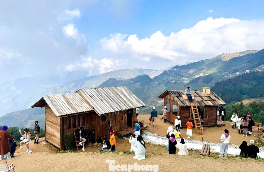 Sức hút của quán nằm ở chiếc mái gỗ chênh vênh, tạo nên bối cảnh chụp ảnh vừa lạ vừa thơ.