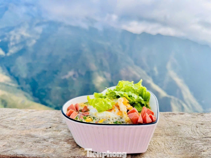 Du khách có thể thoải mái vào check-in, chụp ảnh mà không bắt buộc phải gọi đồ uống.