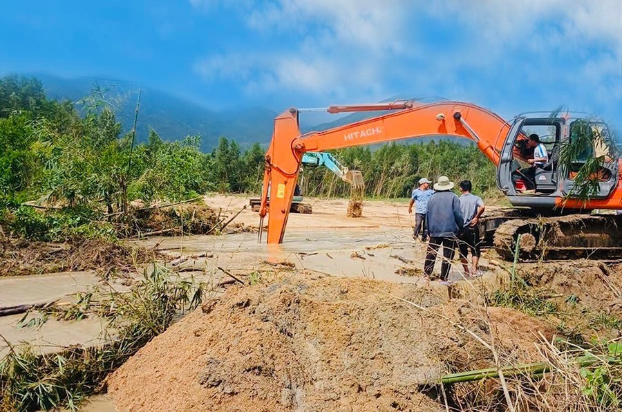 Khẩn trương thống kê đầy đủ, chính xác các công trình hạ tầng dùng chung, các công trình y tế, giáo dục, giao thông, thủy lợi,… cần phải sửa chữa, khắc phục. Ảnh: ĐVCC