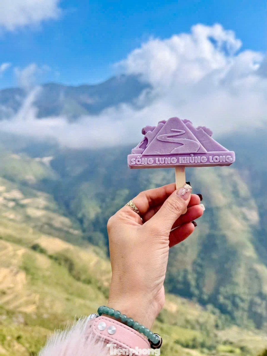 Trải nghiệm thưởng thức những que kem mát lạnh giữa thời tiết lạnh của vùng cao cũng khiến du khách phấn khích.