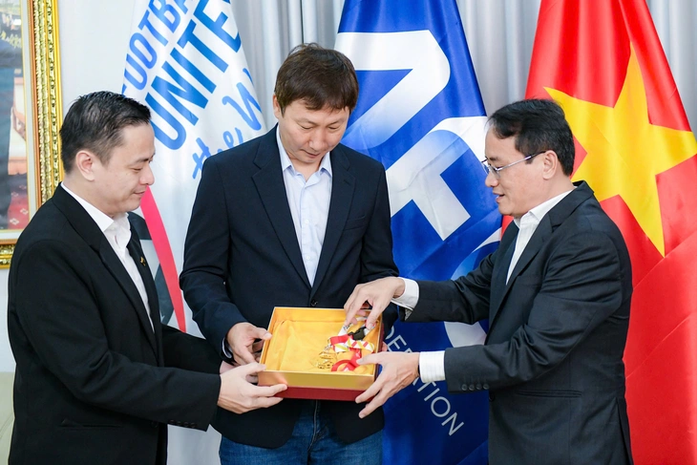 HLV Kim Sang-sik nhận huy chương 33 chỉ vàng 24K