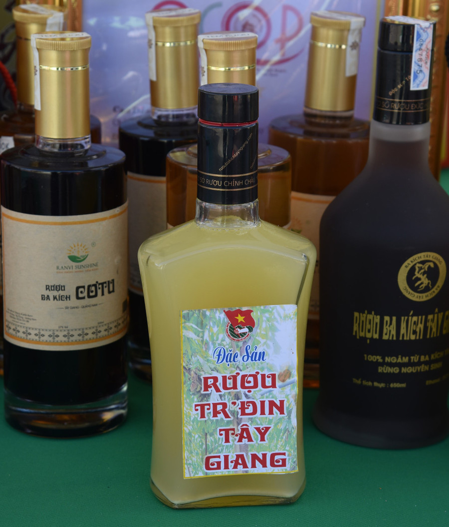 Trước đây, khi có lễ hội hoặc khách quý đến thăm nhà, bản làng thì đồng bào đi vào rừng lấy rượu về uống. Gần đây, đồng bào đã biết bảo quản rượu bằng cách đóng chai, có thể dễ dàng mang đi và để được lâu ngày.