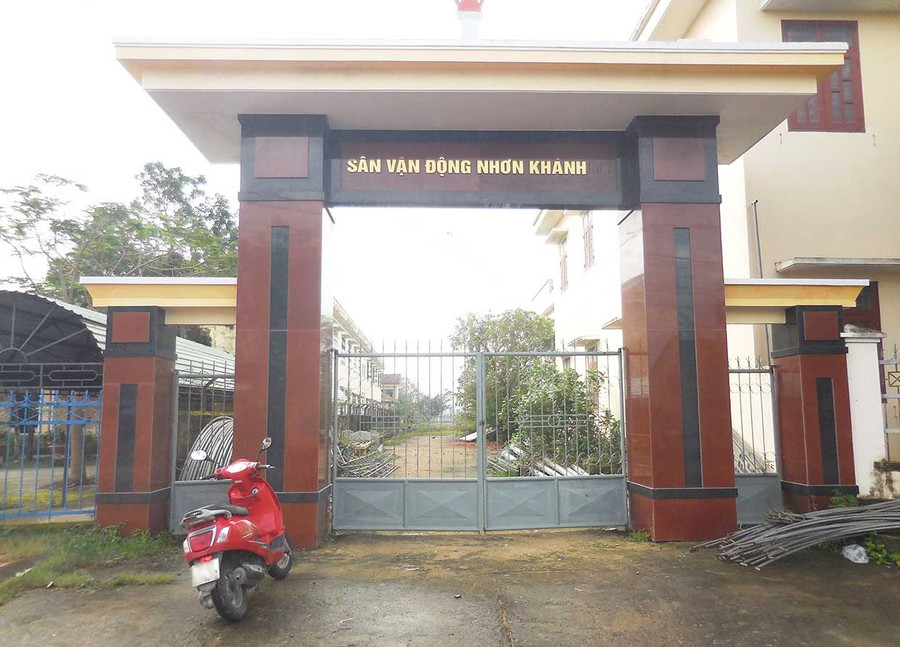 Cổng Sân vận động Nhơn Khánh khá bề thế nhưng bên trong sân chính thì cỏ dại mọc um tùm, gây mất mỹ quan và lãng phí tài nguyên đất đai. Ảnh: V.L