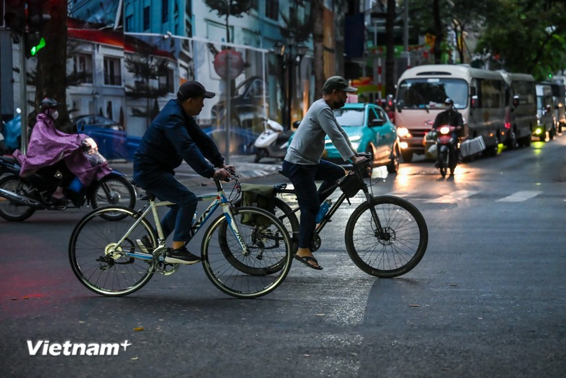 Không khí lạnh khiến bầu trời Hà Nội khoác lên mình màu xám nhạt đặc trưng của mùa đông. (Ảnh: Minh Sơn/Vietnam+)