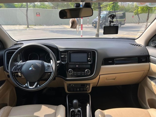 Thiết kế nội thất khá 'nồi đồng cối đá' với màn hình trung tâm kích thước nhỏ, nhiều nút bấm vật lý. ẢNH: Q.C