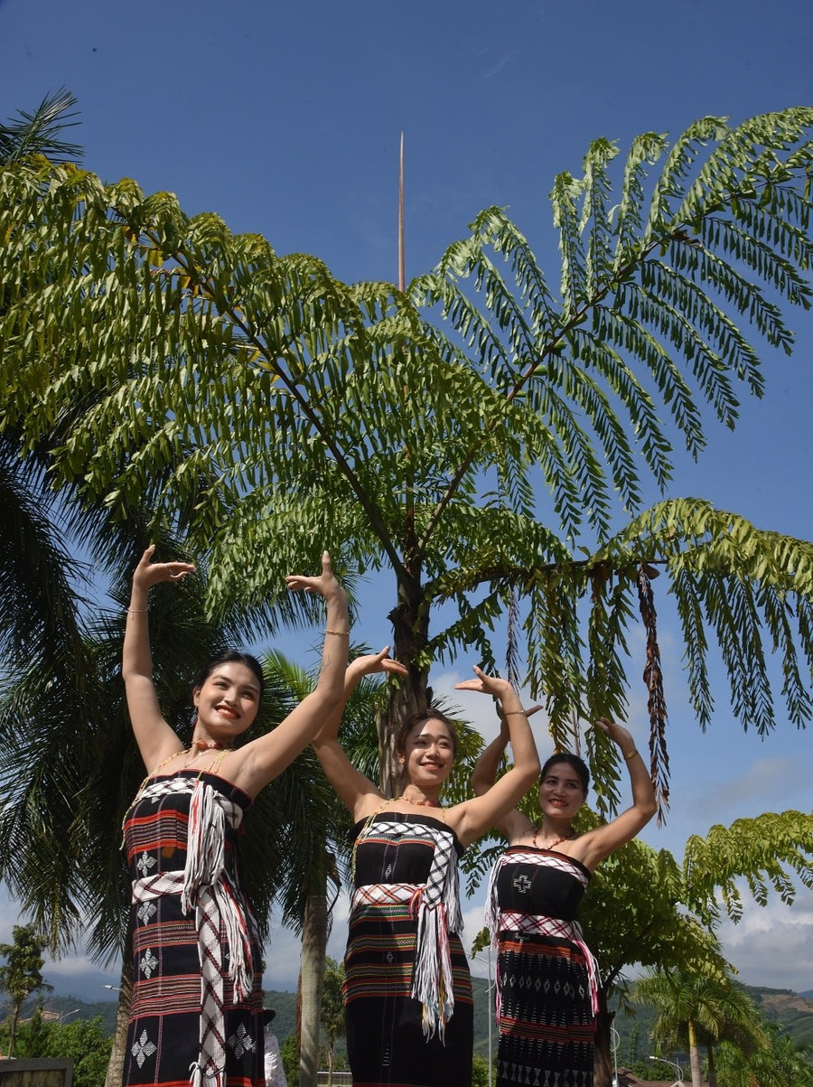 Vũ điệu tung tung da dá của các cô gái Cơ Tu dưới tán cây tơr’đin.