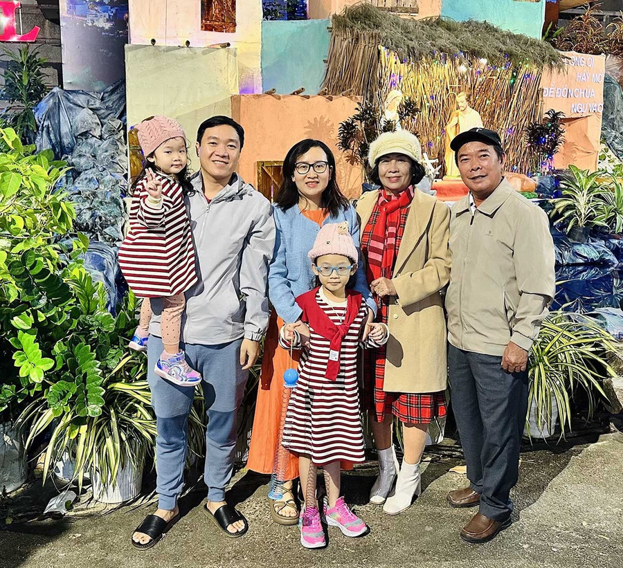 Nhiều gia đình đến Nhà thờ Chính tòa Quy Nhơn để chụp ảnh, lưu giữ kỷ niệm đẹp dịp Giáng sinh. Ảnh: T.C