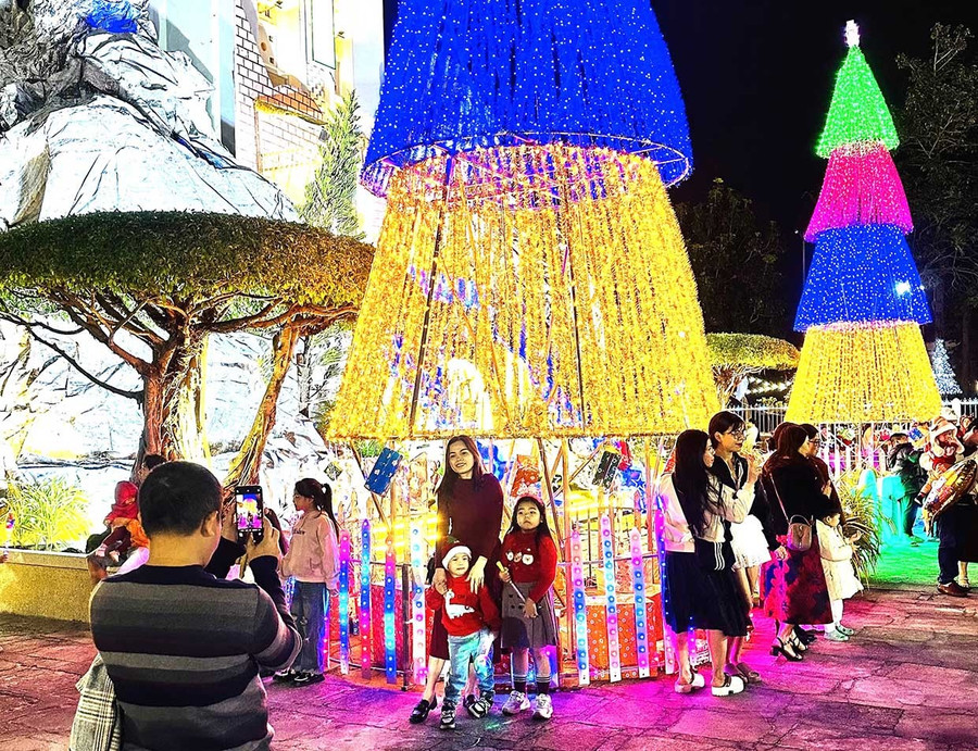 Nhà thờ Chính tòa Quy Nhơn bố trí nhiều tiểu cảnh để người dân thưởng ngoạn, vui chơi. Ảnh: T.C