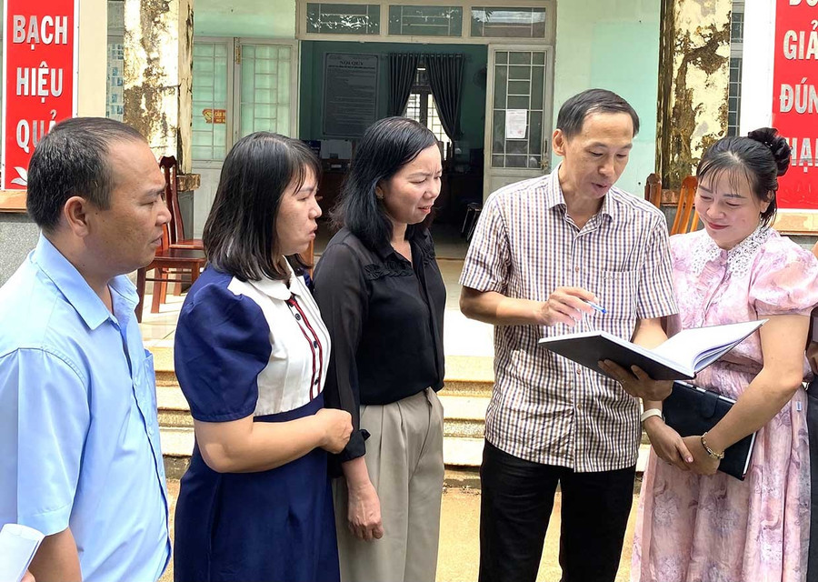 Cán bộ chính quyền xã Ia Krái trao đổi nghiệp vụ, nâng cao chất lượng phục vụ nhân dân.