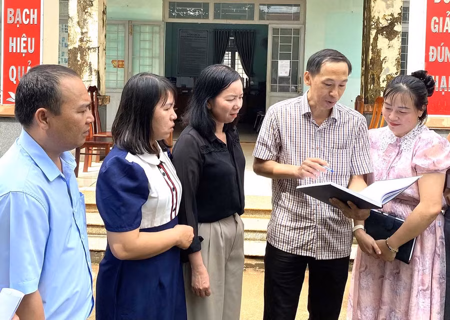 Cán bộ chính quyền xã Ia Krái trao đổi nghiệp vụ, nâng cao chất lượng phục vụ nhân dân.