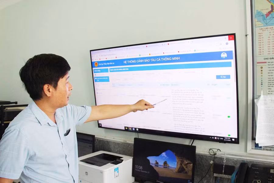 Hệ thống cảnh báo tàu cá thông minh hỗ trợ giám sát tàu cá theo thời gian thực, kịp thời cảnh báo vi phạm trong hoạt động khai thác thủy sản. Ảnh: Trọng Lợi