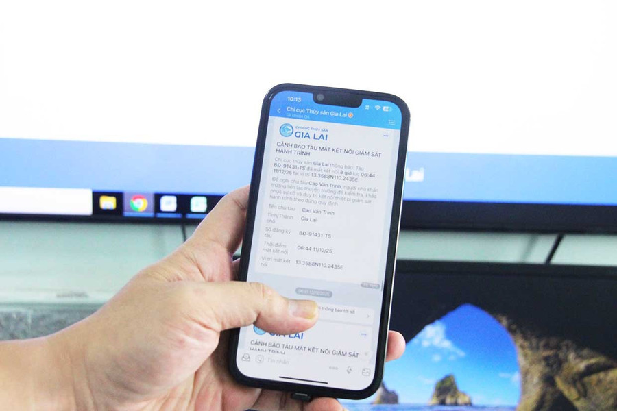Hệ thống cảnh báo tàu cá thông minh khi phát hiện tàu cá mất kết nối sẽ tự động gửi tin nhắn cảnh báo đến chủ phương tiện. Ảnh: Trọng Lợi